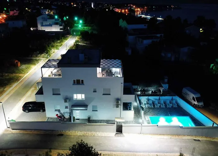 In Starigrad-paklenica 41220 Appartamento