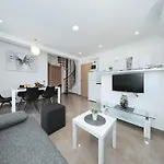 In Starigrad-paklenica 41220 公寓 *