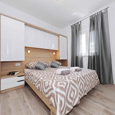 Apartment In Starigrad-paklenica 41220