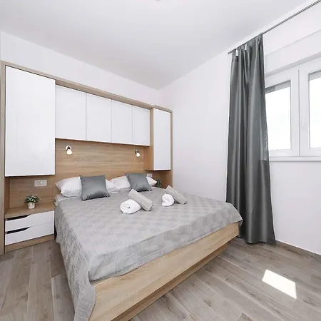 Apartment In Starigrad-paklenica 41220